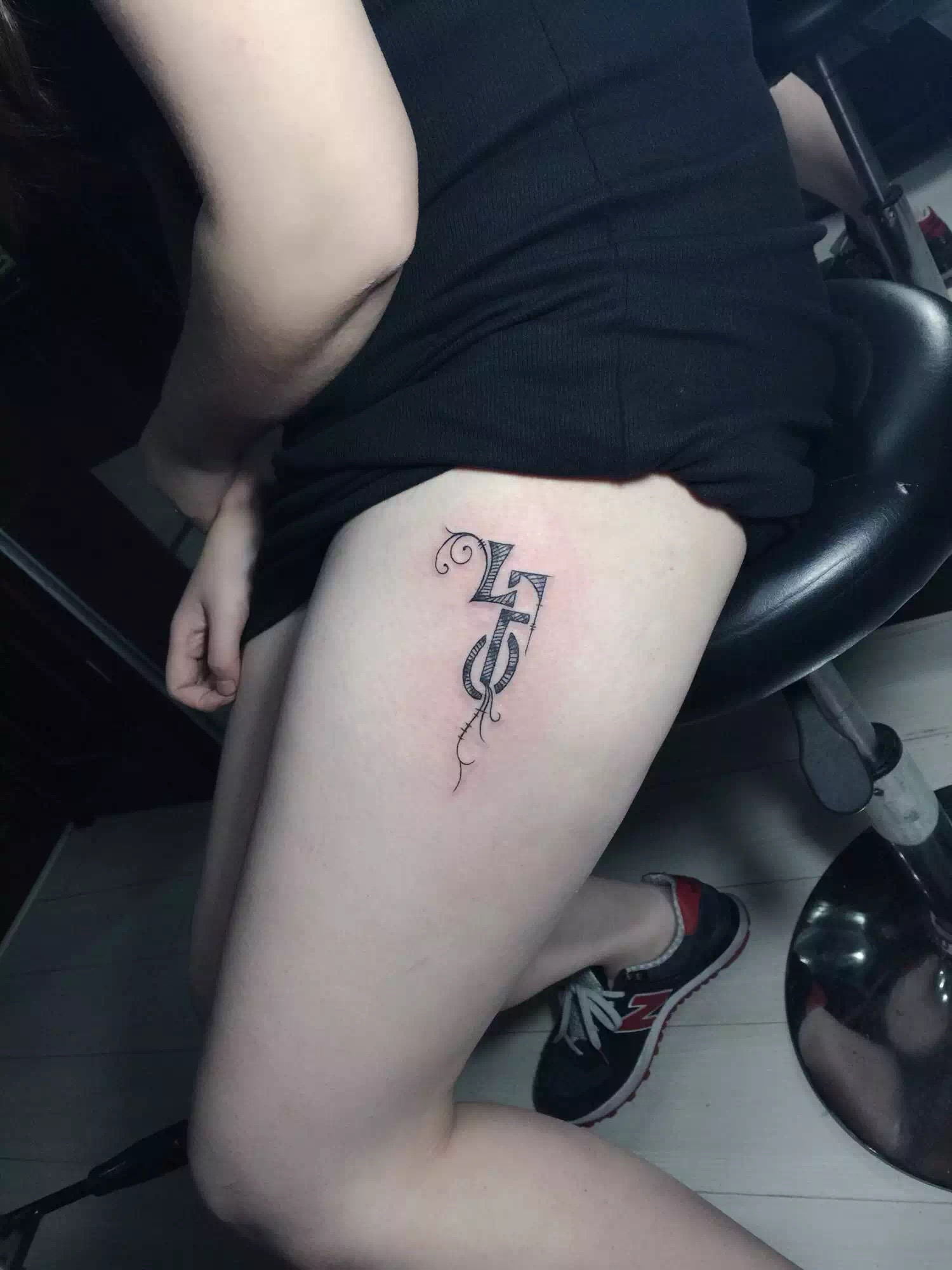 胡小姐大腿外侧的简约性感纹身图案