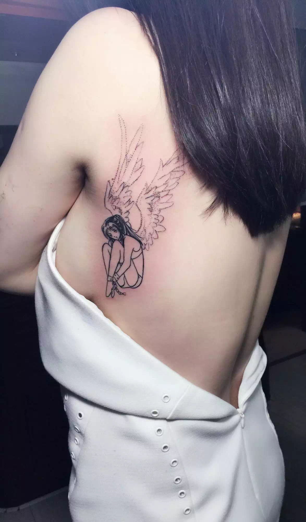 白小姐背部的女孩天使翅膀的纹身图案