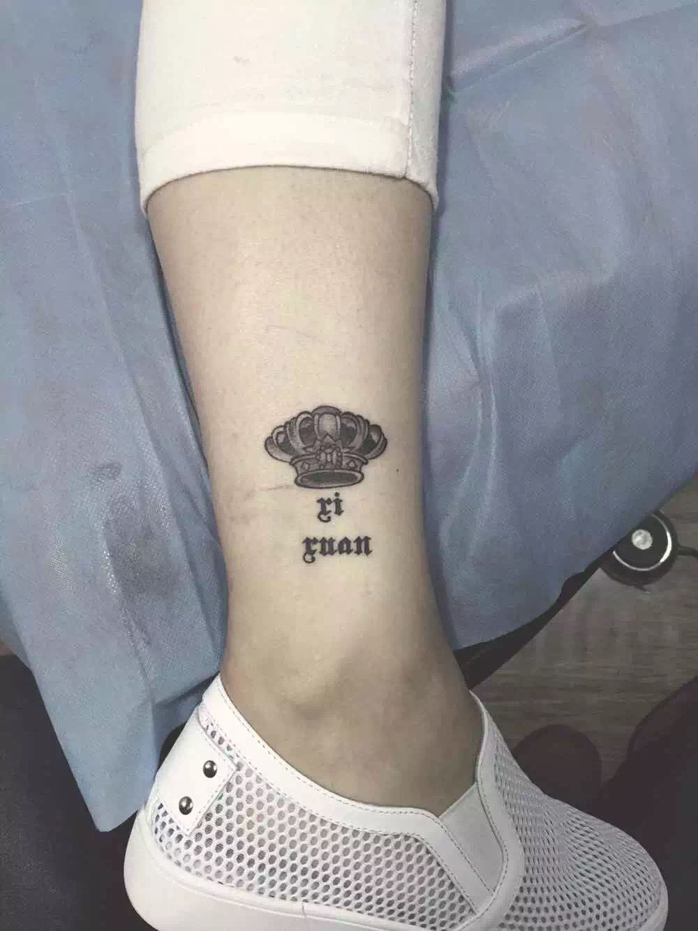温小姐脚踝处的精致皇冠纹身图案
