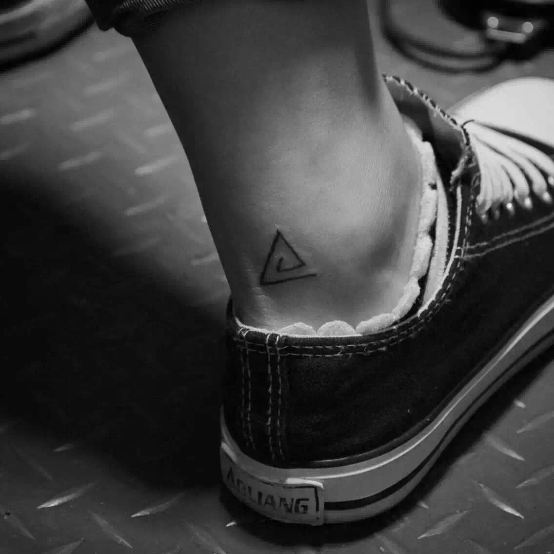 广州张小姐脚踝处的线条三角形图腾纹身图案