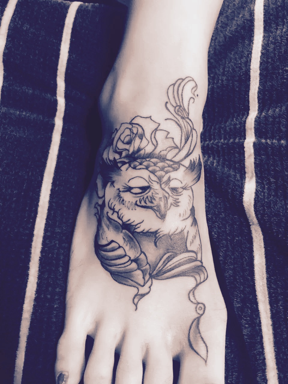 广州娇小姐脚部的可爱猫头鹰纹身图案
