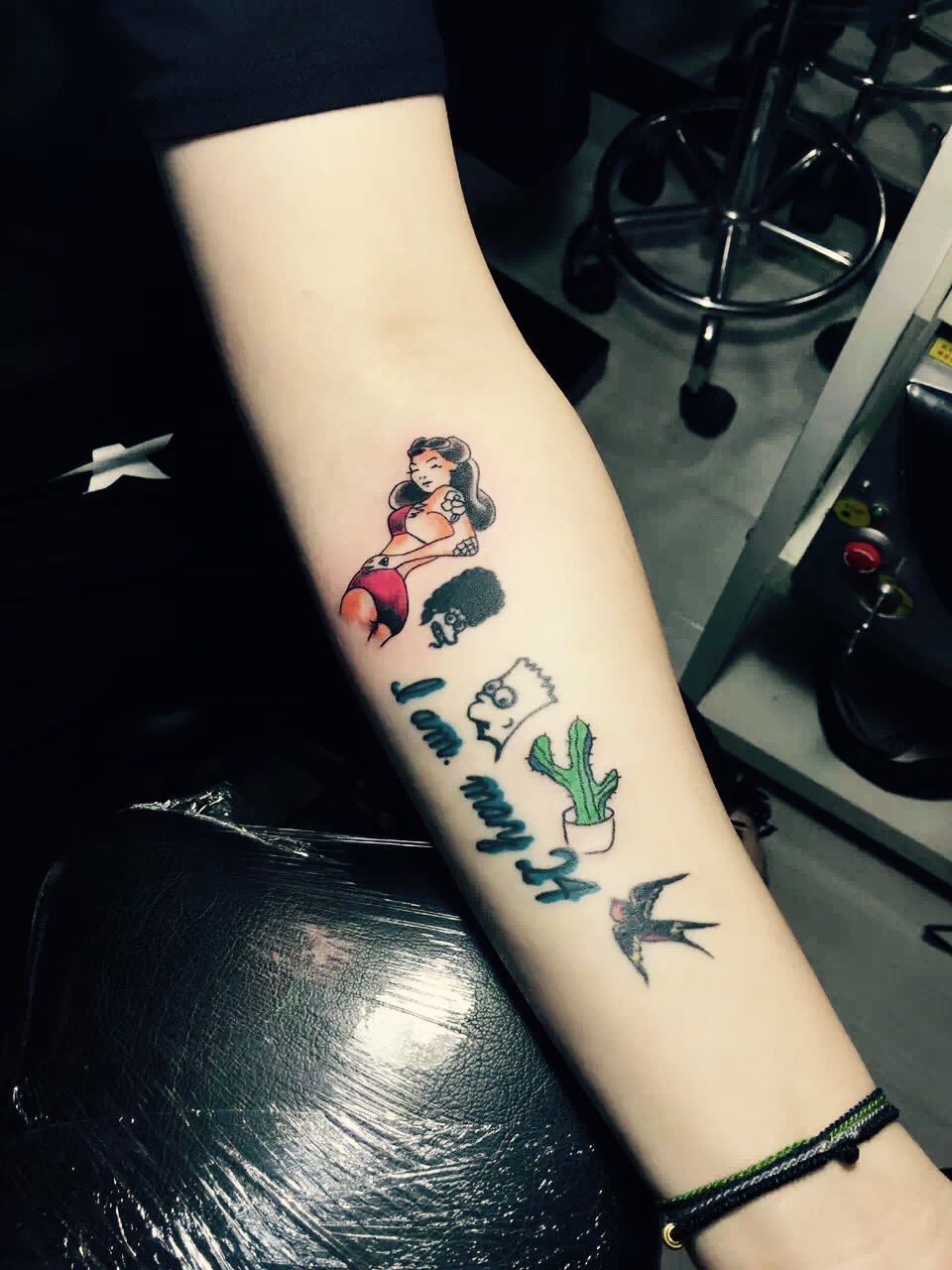 广州宁小姐手臂的多元素彩绘纹身图案