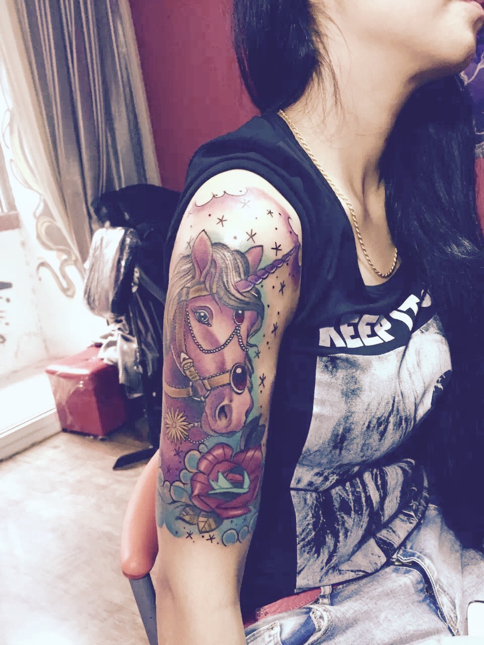 广州萧小姐手臂上的可爱独角兽纹身图案