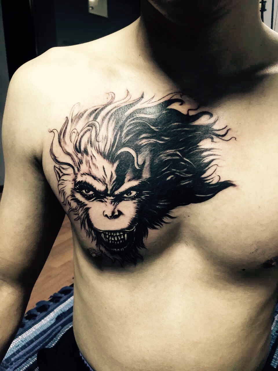 孟先生胸前的猿人纹身图案