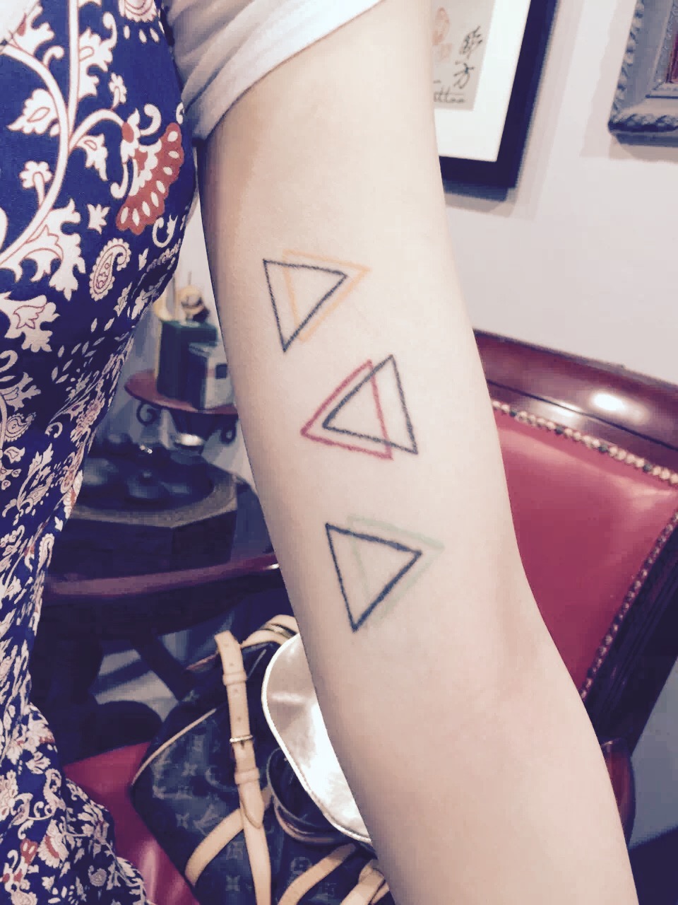 李小姐手臂上的彩色三角纹身图案