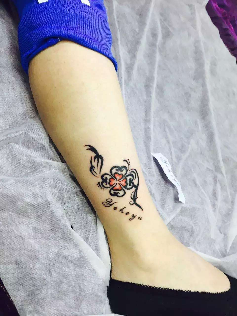 眉清目秀的徐小姐小腿上的个性四叶草纹身图案