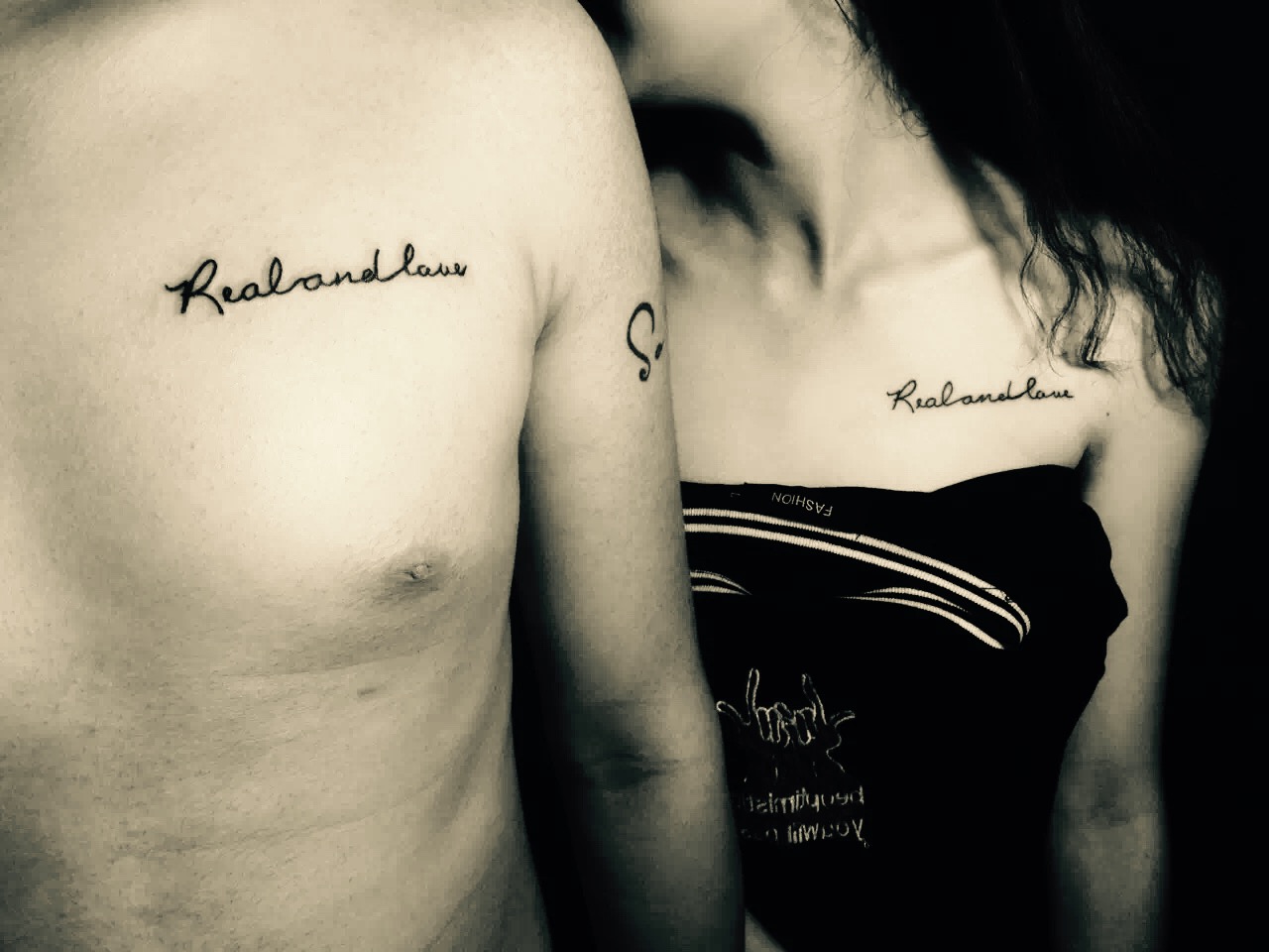 时尚登对的孙小姐和贾先生胸前的英文字母情侣纹身图案