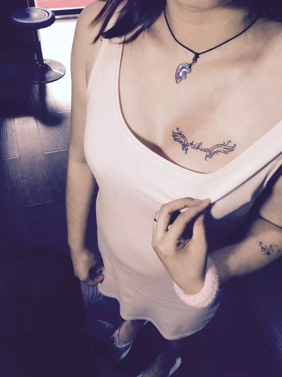 性感的孟小姐胸前的个性翅膀纹身图案