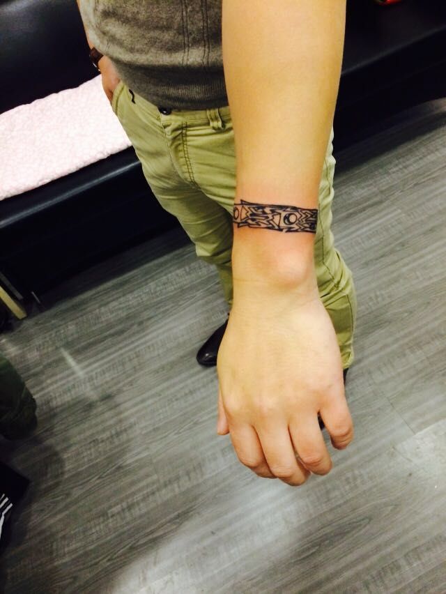 广州纹身店哪家最好,小伙腕部手链纹身图案