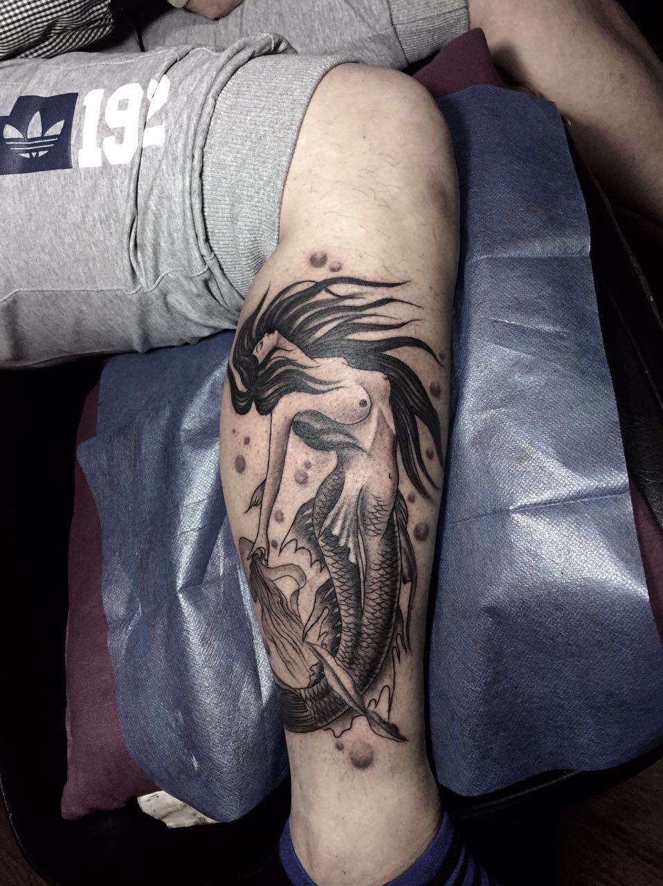广州纹身,石牌帅哥的美人鱼小腿纹身图案