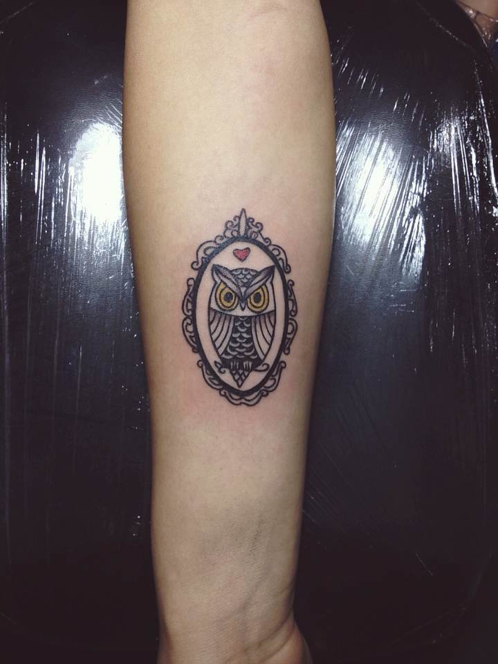 广州纹身,手部可爱的小清新猫头鹰纹身图案