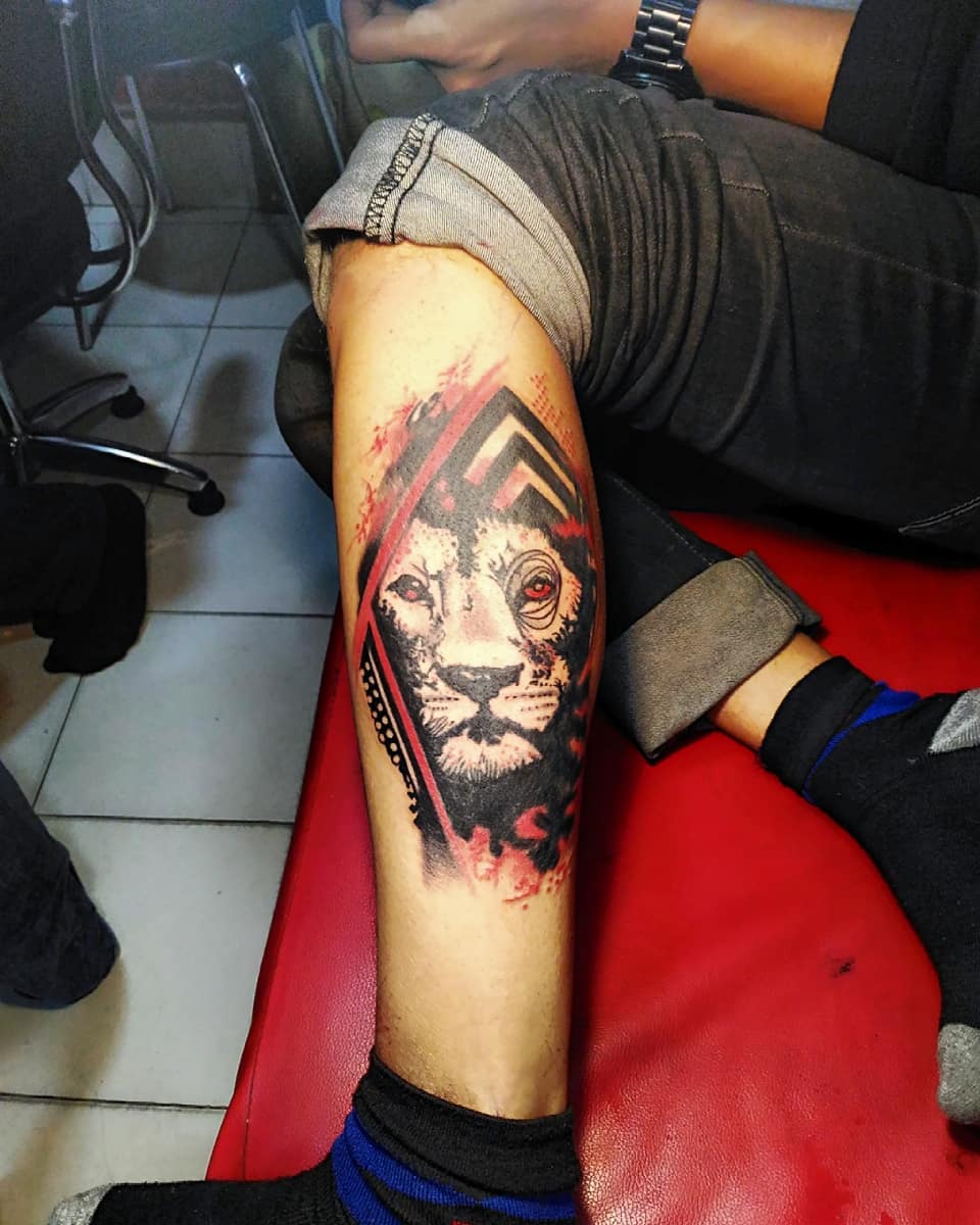 做美术老师的倪先生小腿狮子纹身图案