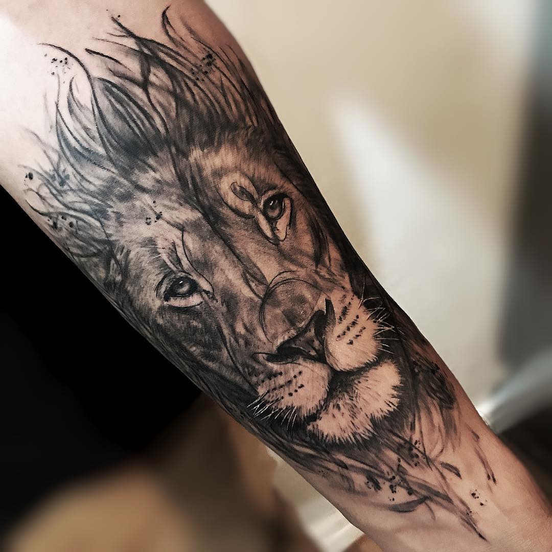 搞建材的姬先生小臂写实狮子纹身图案