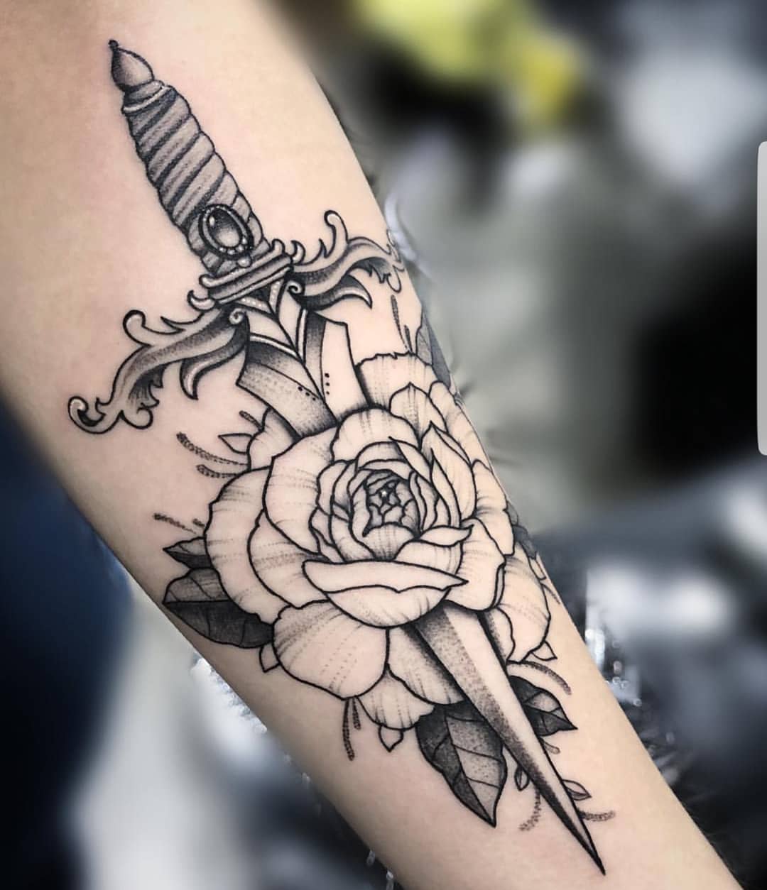 小臂黑灰匕首玫瑰纹身图案