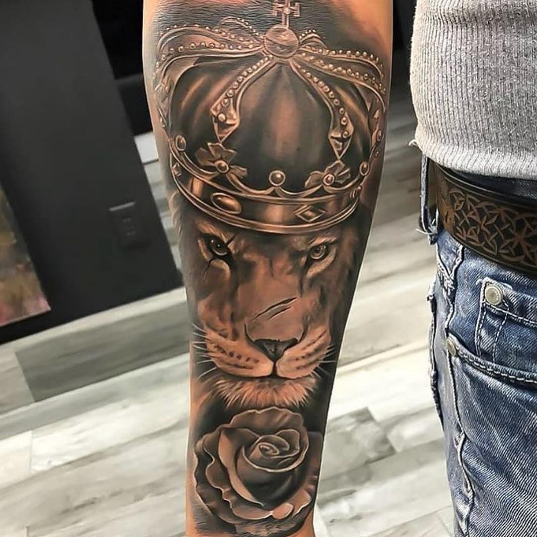 小臂黑灰写实皇冠狮子玫瑰纹身图案