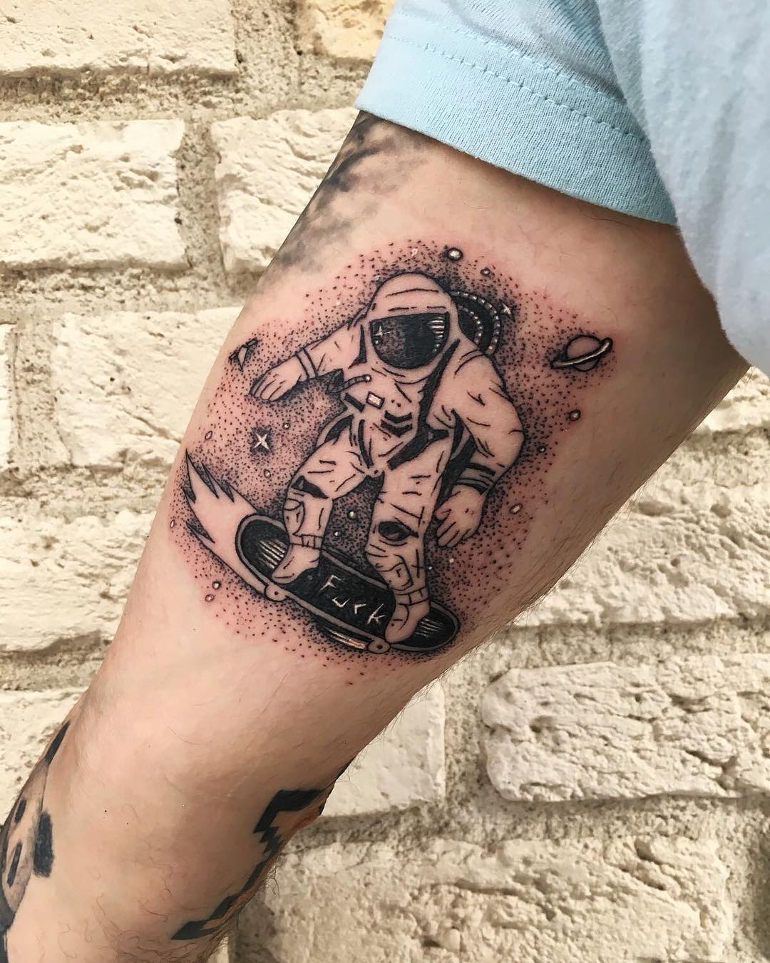 大臂黑灰宇航员纹身图案