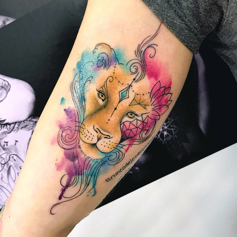 大臂水彩狮子纹身图案